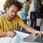 estudiante de traducción trabajando